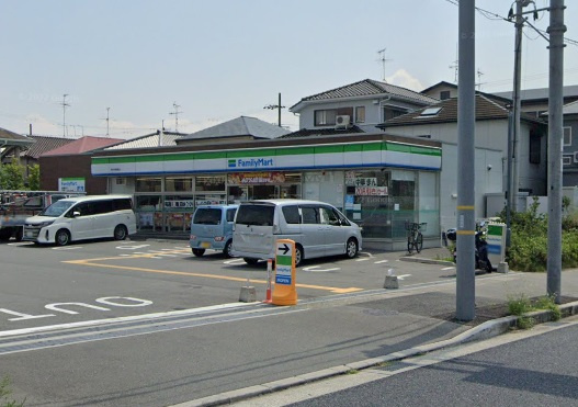 【コンビニエンスストア】ファミリーマート　伊丹中野東店まで556ｍ