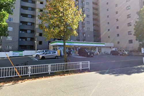 【コンビニエンスストア】ファミリーマート　スリーウェル新横浜店まで593ｍ