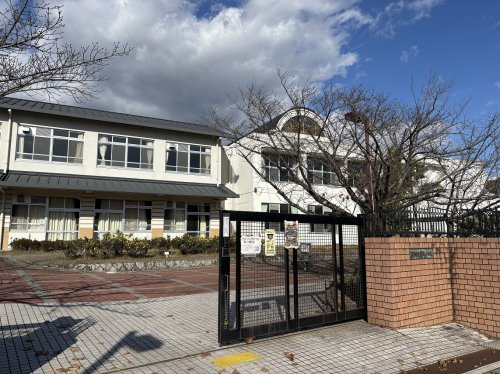 【小学校】京都市立　桂坂小学校まで870ｍ