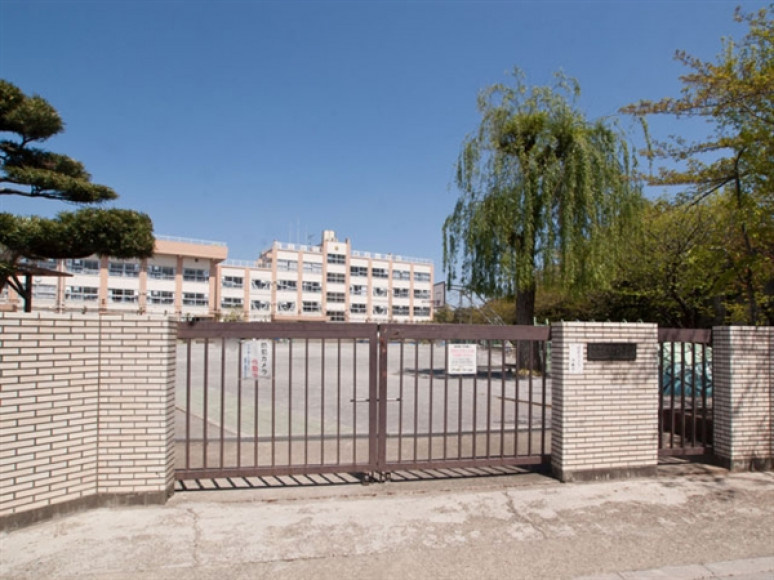 【小学校】足立区立辰沼小学校まで370ｍ