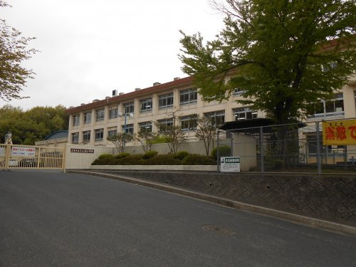 【小学校】三入東小学校まで980ｍ