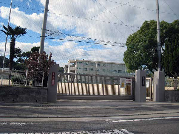 【中学校】仁方中学校まで869ｍ
