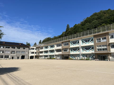 【小学校】吉田小学校まで1579ｍ
