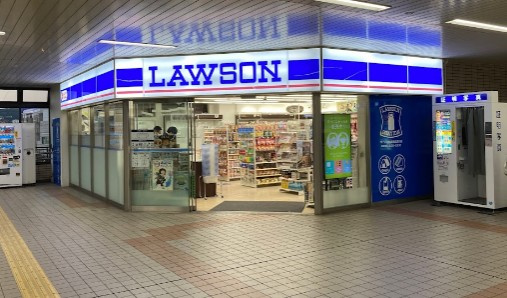【コンビニエンスストア】ローソン　ＨＡ　阪急逆瀬川店まで921ｍ