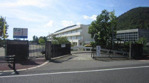 【小学校】各務原市立八木山小学校まで387ｍ