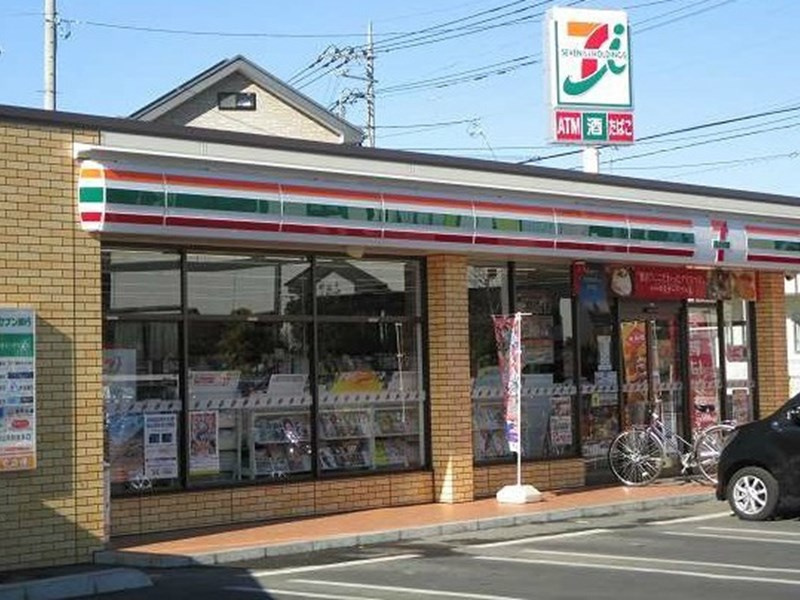 【コンビニエンスストア】セブン-イレブン　鴻巣市役所前店まで500ｍ