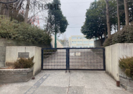 【中学校】美しが丘中学校まで879ｍ