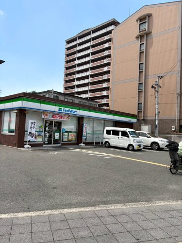 【コンビニエンスストア】ファミリーマート　鶴見緑地東店まで283ｍ