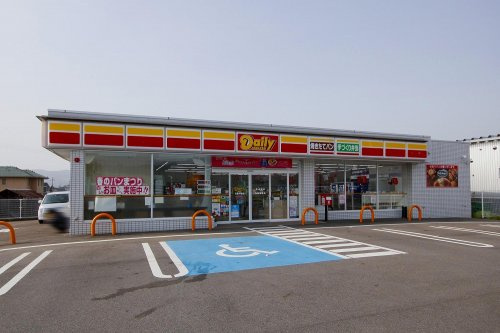 【コンビニエンスストア】デイリーヤマザキ　岩出中黒店まで853ｍ