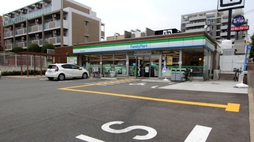 【コンビニエンスストア】ファミリーマート　吹田上山手町店まで879ｍ