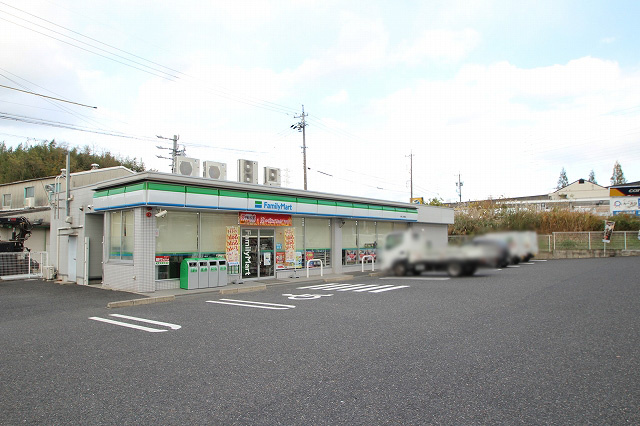 【コンビニエンスストア】ファミリーマート小牧上末東店まで950ｍ