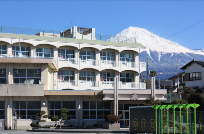 【小学校】富士市立鷹岡小学校まで2017ｍ