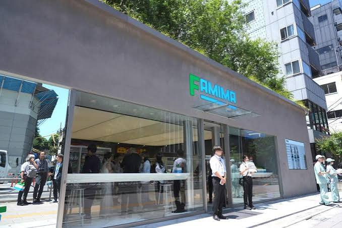 【コンビニエンスストア】ファミリーマート　ツルヤ神谷町店まで212ｍ