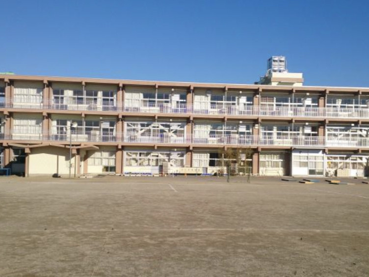 【小学校】美里町立　松久小学校まで440ｍ