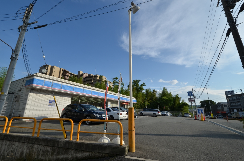 【コンビニエンスストア】ローソン川西平野2丁目店まで700ｍ