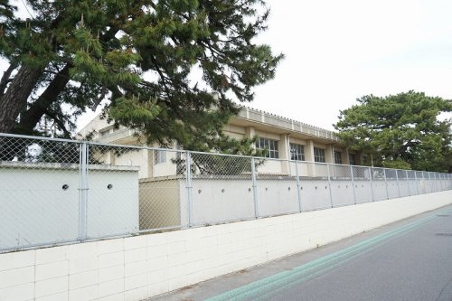 【中学校】和白中学校まで1313ｍ
