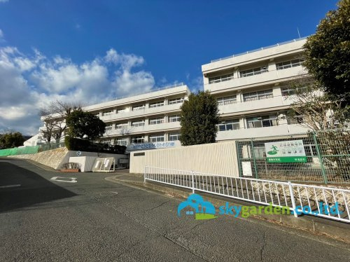 【中学校】秦野市立鶴巻中学校まで589ｍ
