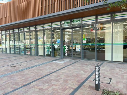 【コンビニエンスストア】ファミリーマート　HARUMI　FLAG店まで401ｍ
