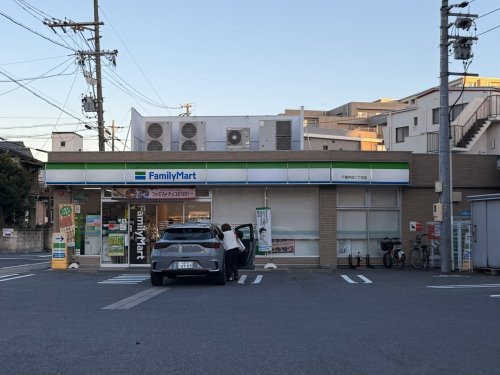 【コンビニエンスストア】ファミリーマート　千種仲田二丁目店まで260ｍ