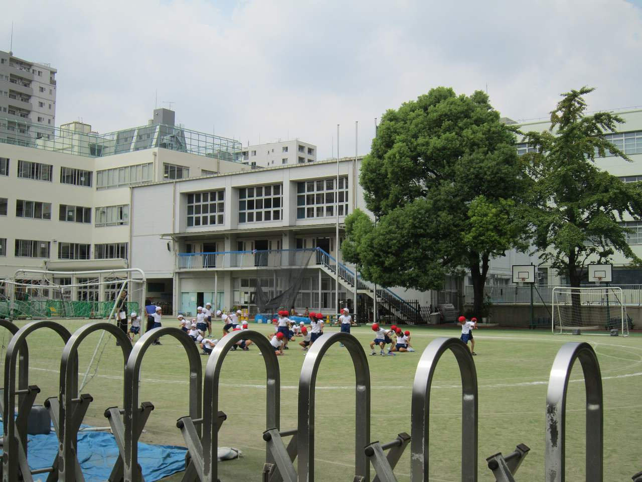 【小学校】文京区立駕籠町小学校まで690ｍ