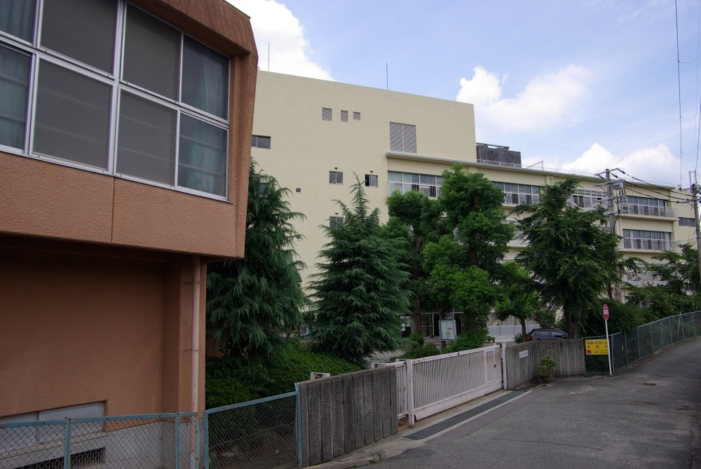 【中学校】宝塚市立　南ひばりガ丘中学校まで1500ｍ