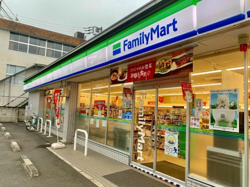 【コンビニエンスストア】ファミリーマート　川越グリーンパーク店まで500ｍ
