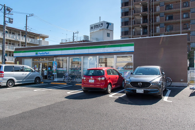 【コンビニエンスストア】ファミリーマート　白鳥四丁目店まで733ｍ