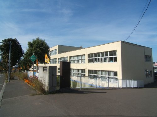 【小学校】札幌市立南月寒小学校まで300ｍ