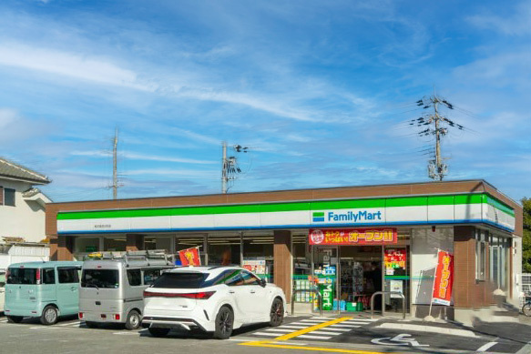 【コンビニエンスストア】ファミリーマート枚方長尾谷町店まで989ｍ