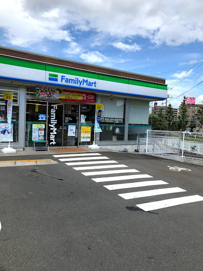 【コンビニエンスストア】ファミリーマート　秀栄関戸五丁目店まで981ｍ