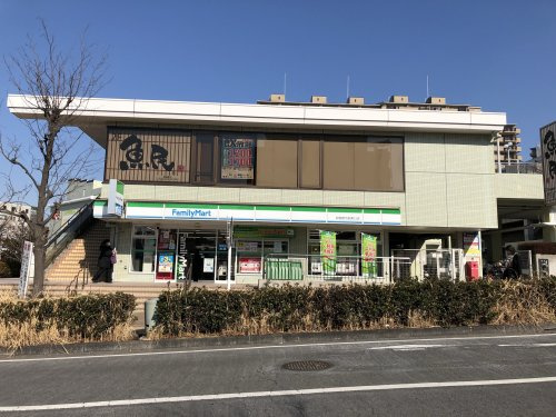 【コンビニエンスストア】ファミリーマート緑園都市駅東口店まで731ｍ