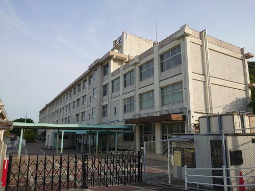 【小学校】四郷学院　前期課程まで881ｍ