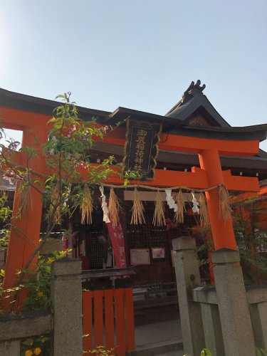 【文化財】御辰稲荷神社まで1595ｍ