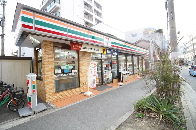 【コンビニエンスストア】ファミリーマート　神崎川駅東店まで296ｍ