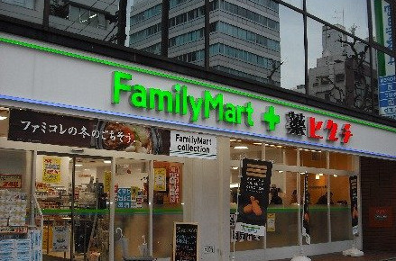 【コンビニエンスストア】ファミリーマート　薬ヒグチ　四谷駅前店まで688ｍ