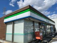 【コンビニエンスストア】ファミリーマート　八潮宮田店まで560ｍ