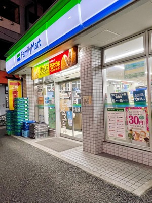 【コンビニエンスストア】ファミリーマート　足立五反野駅前店まで890ｍ