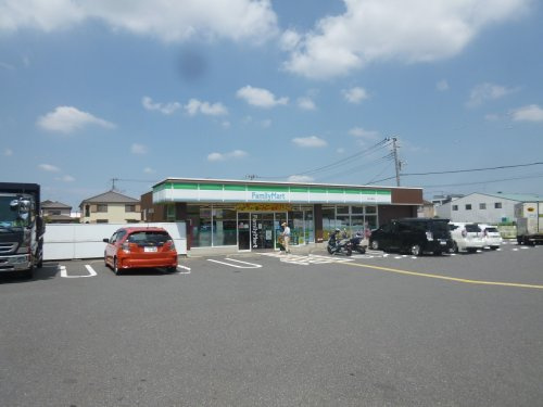 【コンビニエンスストア】ファミリーマート　草加八幡町店まで110ｍ