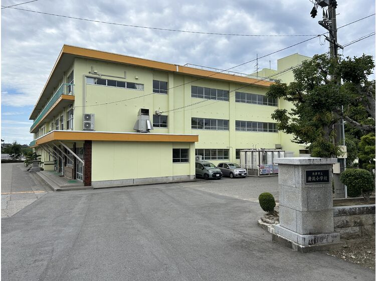 【小学校】魚津市立清流小学校まで75ｍ