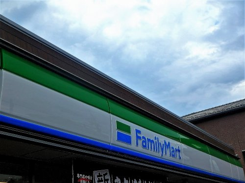 【コンビニエンスストア】ファミリーマート蕨塚越三丁目店まで584ｍ