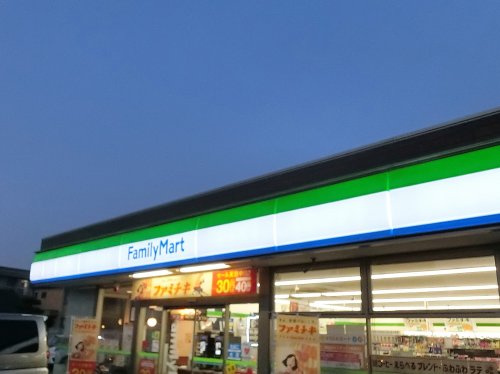 【コンビニエンスストア】ファミリーマート　戸田新曽店まで194ｍ