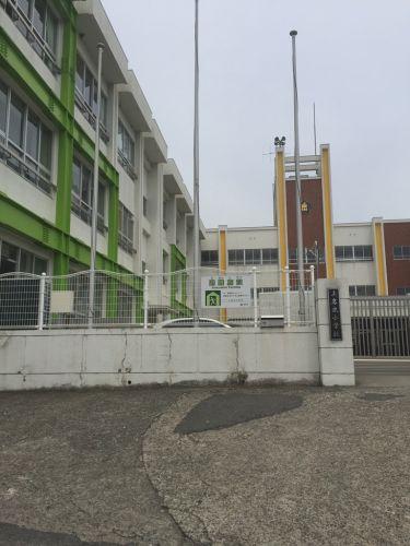【小学校】上岩出小学校まで800ｍ