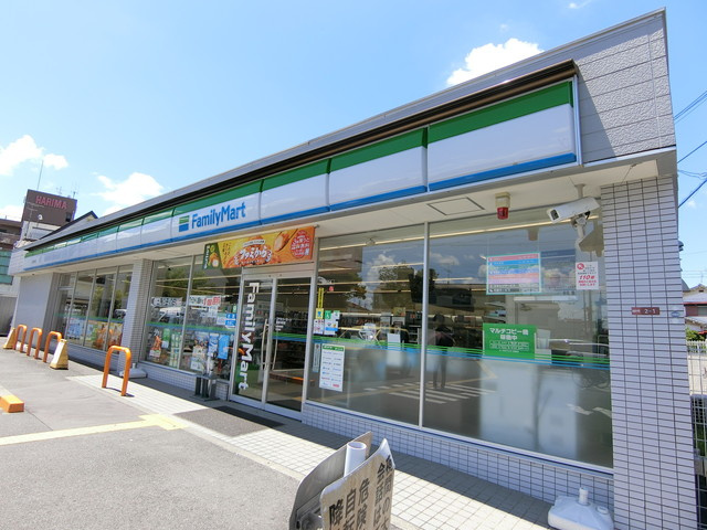【コンビニエンスストア】ファミリーマート　楠葉中町店まで800ｍ