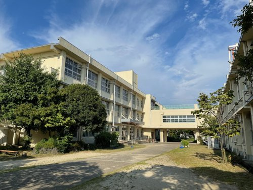 【小学校】枚方市立樟葉北小学校まで30ｍ