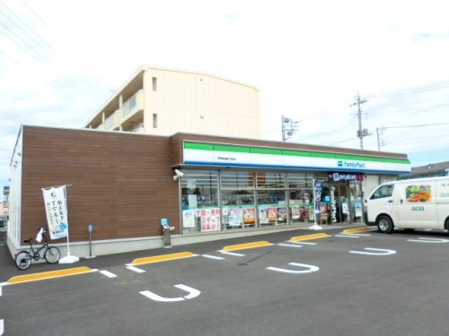 【コンビニエンスストア】ファミリーマート　伊勢崎連取元町店まで504ｍ