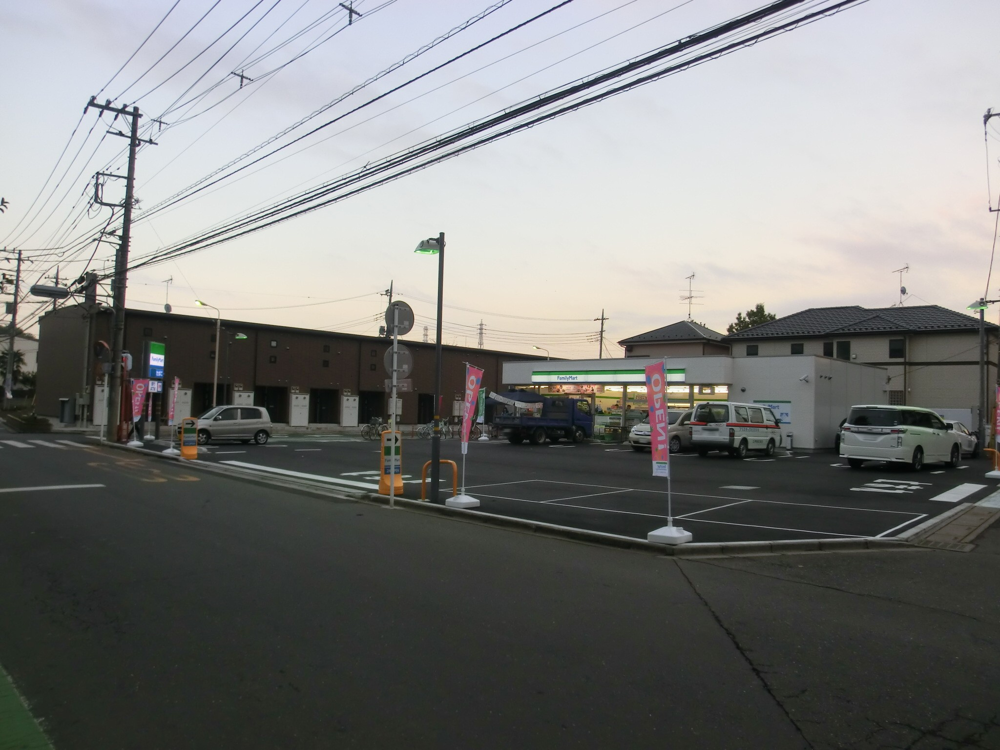 【コンビニエンスストア】ファミリーマート新座馬場二丁目店まで300ｍ