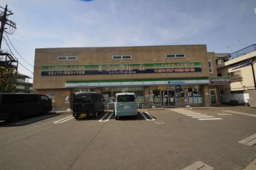 【コンビニエンスストア】ファミリーマート東久留米本町二丁目店まで108ｍ