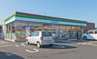 【コンビニエンスストア】ファミリーマート　日高高萩店まで1341ｍ