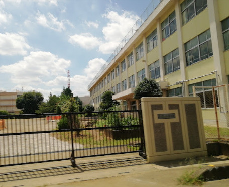 【小学校】日高市立高萩小学校まで1074ｍ