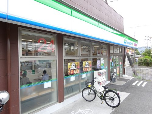 【コンビニエンスストア】ファミリーマート　エムズドラッグ大和高田店まで492ｍ